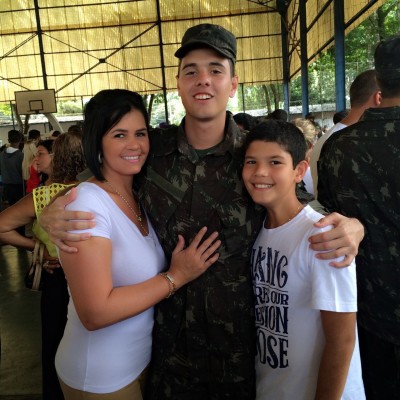 O aniversariante deste domingo é o querido Jorge Eduardo Araújo Bedran Filho, mais conhecido por amigos e familiares como Dudu. O filho de Kenya Peixoto Batista e Jorge Eduardo Araujo Bredan está sempre acompanhado pela querida tia Raquel Bedrane e pela avó materna Carmélia Batista. Seria até injusto não citá-las. Deixo aqui os parabéns e um desejo de muita saúde. Na foto acompanha a mãe Kenya e o irmão Gabriel Batista #ParabénsDudu 