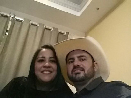 Fabiana H. Ferreira Soares da Cunha, aniversariante do dia 26, com o esposo Marcio José da Cunha  