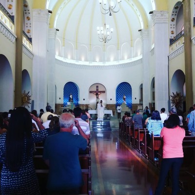 Pároco da igreja abençoando os participantes