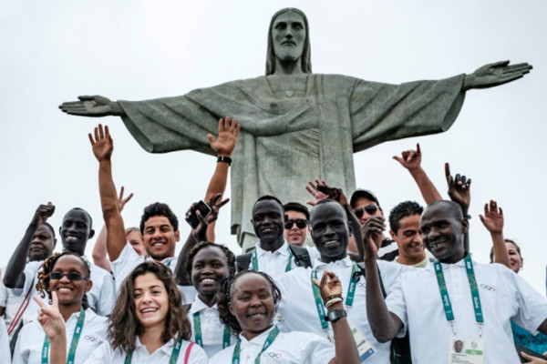 Time de refugiados em visita ao Cristo Redentor *AFP