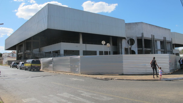 Obras de modernização tiveram início em 2008 e local permanece interditado