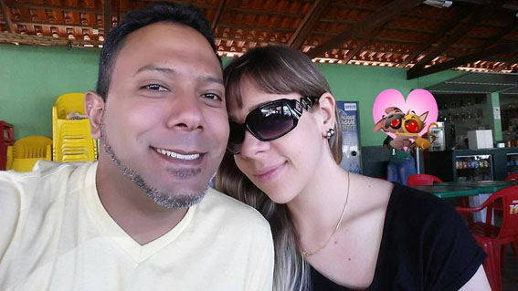 Juliano Silveira Ramos (1º/8) ao lado da esposa Miriã 