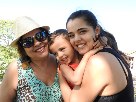 Karen Cristina Teixeira Paranhos de Moura, aniversariante do dia 4. Na foto, com o filho Miguel e também Kátia Cristina Teixeira Paranhos 
