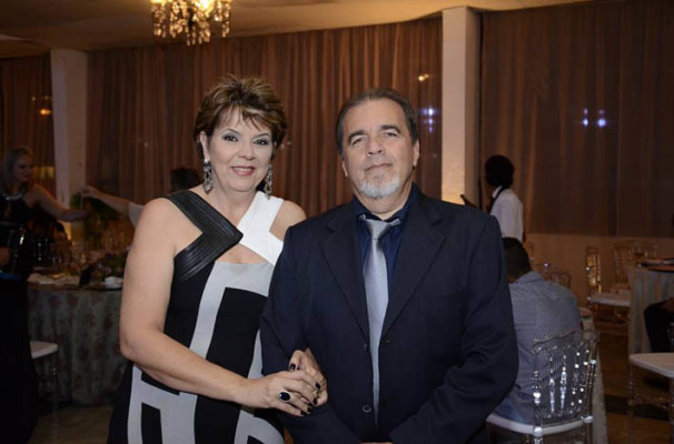  Diretores do Colégio Objetivo – Cláudio Arantes Júnior e Teresa Cristina Mota Arantes em evento social na cidade. Notados e anotados com elegância! Crédito: Ernane Queiroz