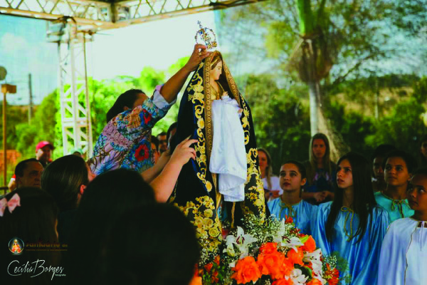Todos os anos, milhares de fieis cumprem promessas indo a pé até o santuário