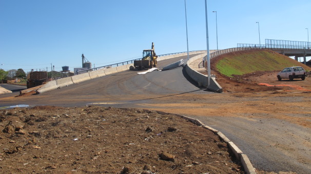 Empresa realiza os detalhes finais para entrega do viaduto