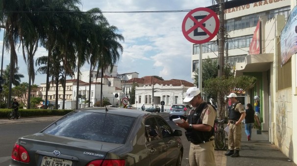 Equipe da Patrulha de Trânsito da PM fiscalizou infrações na tarde de ontem