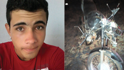 Motocicleta ficou parcialmente destruída.
