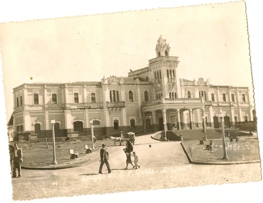 Construções da cidade de Araguari na década de 40 e Palácio dos Ferroviários