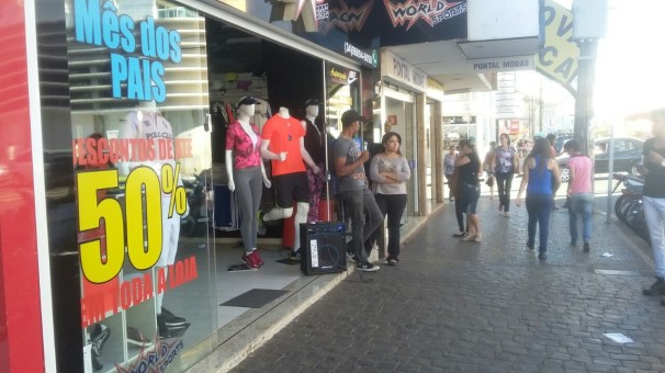 Nesse sábado, 13, as lojas ficarão abertas das 8h às 18h