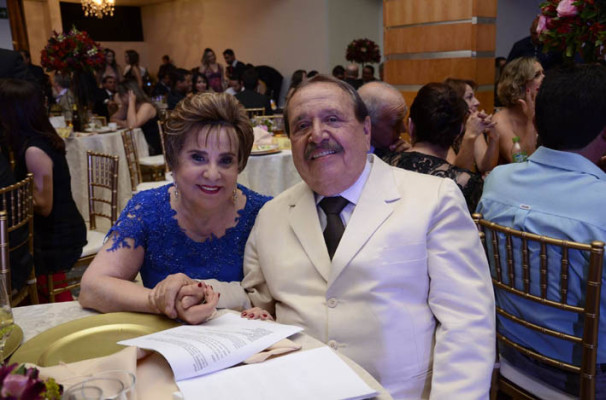 Vanda Monteiro Amaral usou embalagem azul Royal – linda, por sinal, e Darli Amaral se pôs em blazer bem talhado compondo o elegante traje masculino.