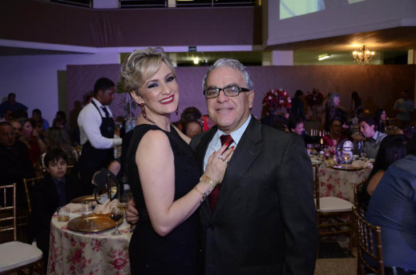 Carla Prata ganhou realce dentro do vestido preto indefectível ao lado de Ernane Alberto Queiroz impecável em terno black.