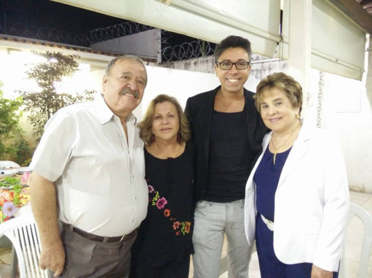 Recebi, sensibilizada, o abraço de Vanda Monteiro Amaral, de Darli Amaral e do araguarino e cidadão americano Gleidson Martins