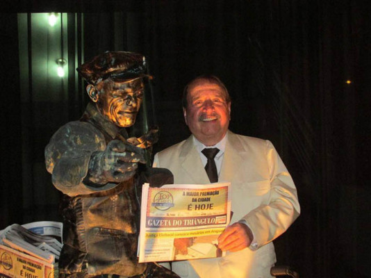 Na entrada do salão interessante performance em estátua viva onde Darli Amaral foi clicado exibindo orgulhosamente o Jornal Gazeta do Triângulo.