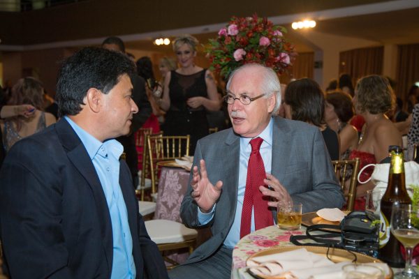 Astério Mota flagrado numa troca de assunto animada com ninguém mais ninguém menos do que Dr. Neiton de Paiva Neves – crédito desta foto Daniel Liotti