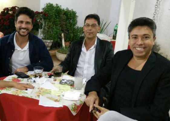 Los amigos para sempre Rafhael Vinicius Faria, Luiz Fernando Santos e Gleidson Martins carinhosamente trouxeram a essa colunista o seu abraço.