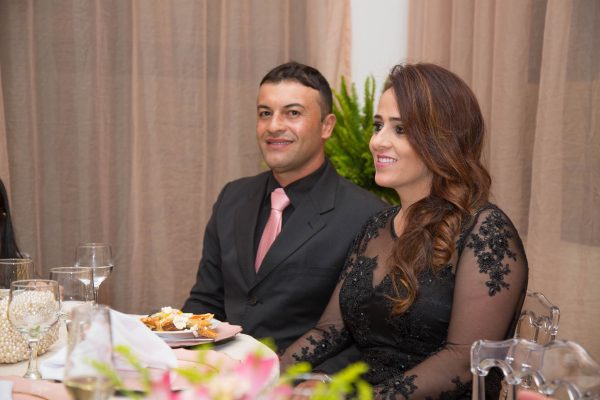 Clayton Machado todo orgulhoso ao lado de sua Patricia Coelho – Top Of Mind 2016. Ela chiquérrima, ostentando elegante vestido preto -  crédito desta foto Daniel Liotti