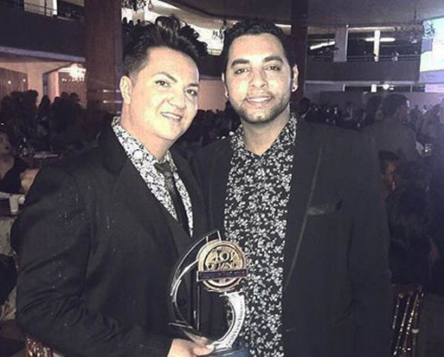 Purpurinando a festa Rener Schinaider exibe o mérito ao lado de Saulo Borges.