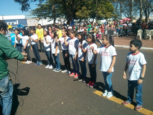 Alunos participaram do desfile cívico deste domingo, 28, apresentando o hino de Araguari por meio de sinais