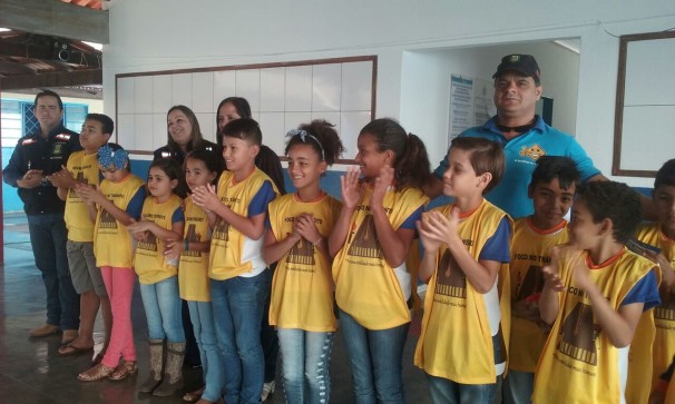 Crianças e adolescentes durante evento no Portal dos Ipês