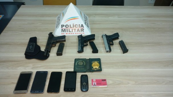 Com os suspeitos foram apreendidas armas de fogo e réplicas, carteiras falsas da Polícia Civil, além de aparelhos celulares 