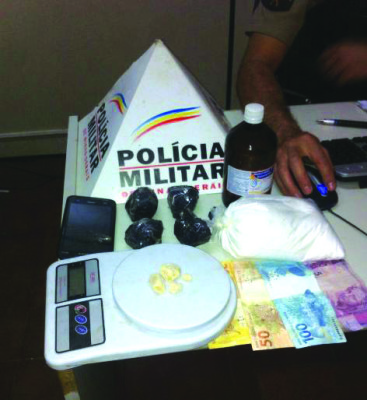 Os materiais foram apreendidos pela Polícia, após denúncias 