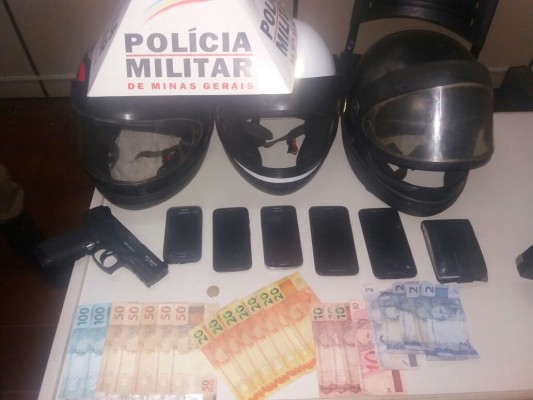 Aparelhos celulares, dinheiro e uma das réplicas de arma utilizada no crime foram apreendidos pela Polícia 