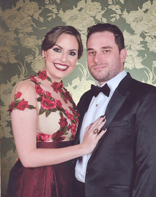 Dr. Clayton Póvoa Cassiano aniversariante do dia 26 ao lado da namorada Aline Sícari 