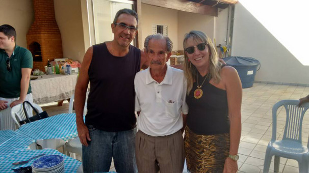  Geraldo Bernardino Ribeiro comemorou 90 anos no dia 28 de agosto ao lado de irmãos, filhos, noras, netos e bisnetos. Na foto com o filho Luiz Antonio e a nora Ana Maria Santiago 