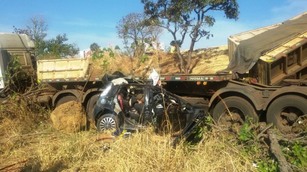 Carreta bateu de frente com automóvel