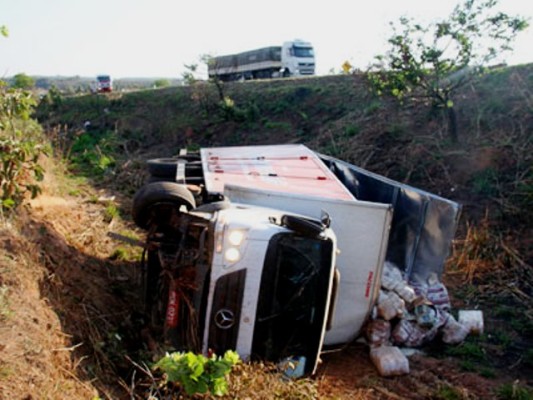 Carreta caiu em uma ribanceira e tombou