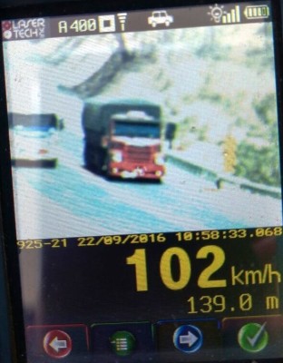 Caminhoneiro é flagrado pela PRF durante ultrapassagem em ponte na BR-050