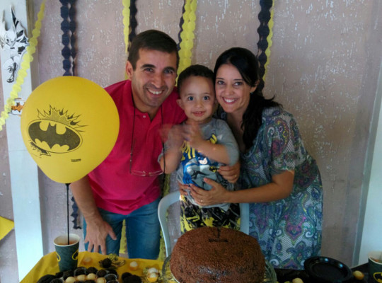 Quem comemora hoje mais um ano de vida, é Giovani Souza Júnior, acompanhado na foto por sua esposa Maria Aline Mamede, e seu neto Thiago 