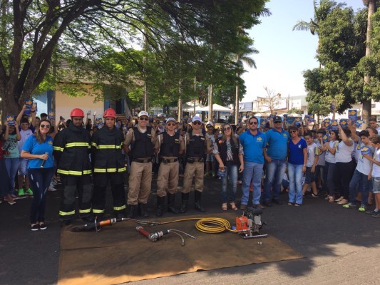 Semana Nacional do Trânsito começou com simulação de resgate na praça Getúlio Vargas