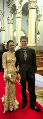 Luciana Rodrigues aniversariante de hoje recebendo o carinho da família especialmente do esposo Janir Rodrigues, com ela na foto 