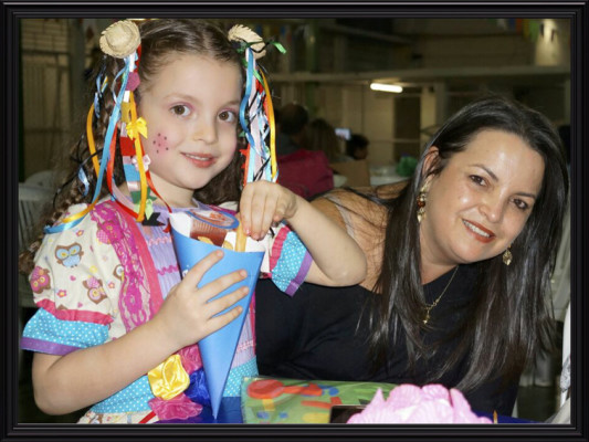 Luísa Rodrigues Santos, aniversariante do dia 26, com a mamãe Keila Aparecida Rodrigues Santos que aniversariou no dia 1º