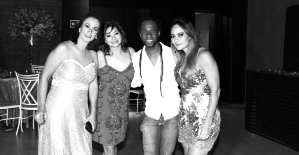  Queridas Silene Trebeschi e Cláudia Monteiro no último final de semana desfrutando da companhia e passos de dança do badalado dançarino Cacá Reis. Tri-queridos! Créditos – Paulo José