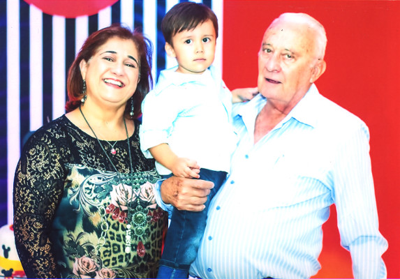 Cristina da Costa Godoi aniversariante de hoje ao lado do neto Arthur e seu marido José Pereira – Ziza 