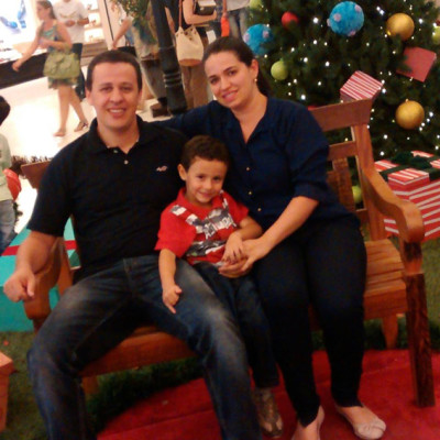 Walter Júnior, aniversariante de hoje com a esposa Karla e o filho Matheus 