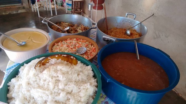 Almoço é distribuído sem custo para moradores bairro Vieno; além da refeição, outras ações são realizadas ao longo do dia