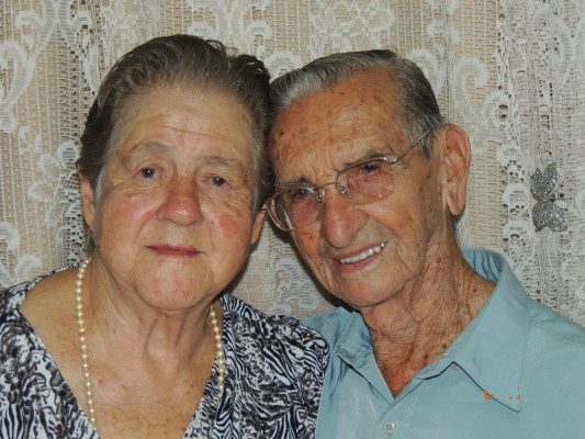 Cumprimentamos o casal Jorge Coelho Ferreira e Maria Abadia de Lima Ferreira pelos 68 anos de vida conjugal desejando que a felicidade e o amor continuem como alicerce nesta união abençoada pelo Criador. 