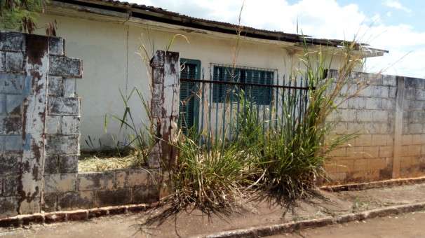 Segundo moradores, prédio está abandonado há mais de quatro anos