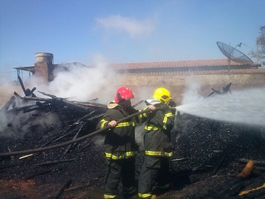 Um caminhão e 400 metros de madeira tratada foram completamente queimados durante o incêndio  foto Corpo de Bombeiros  