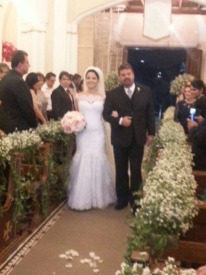 Luciano conduzindo a filha Letícia ao encontro do noivo Müller