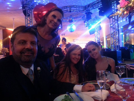 Luciano Henriques de Pinho, a esposa Gabriela e as filhas Larissa e Livia