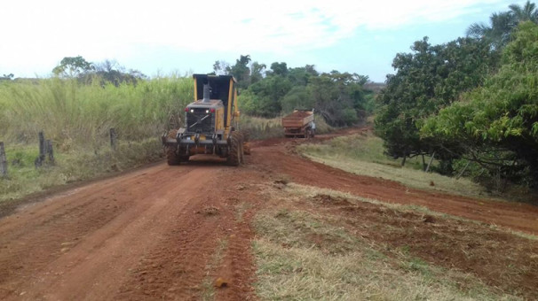 Equipe realiza limpeza das ruas de terra para iniciar asfaltamento