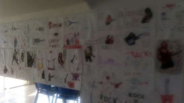 Os participantes puderam ainda prestigiar uma exposição de desenhos, pinturas e colagem ligados à música e a bandas famosas