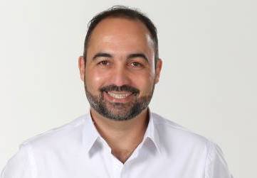 “Sou contrário a este recesso. As repartições públicas somente justificam as suas existências através da prestação de serviços públicos aos cidadãos. Se a sociedade, como um todo, irá cumprir normalmente os expedientes, os serviços públicos devem seguir a mesma postura. Ademais, estamos num período de recesso econômico, onde é preciso um esforço ainda maior nas atividades, logo, é preciso trabalhar mais.”  Nilton Eduardo Castilho