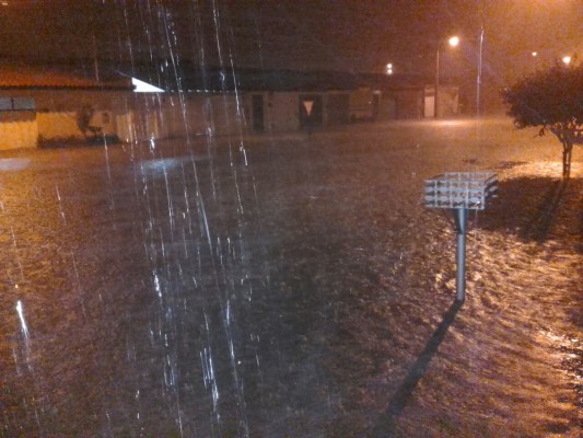 Durante as chuvas, casas nas ruas do residencial Madri ficam alagadas