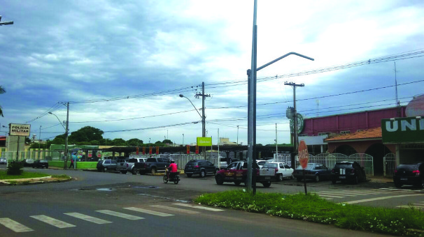 Na avenida Bahia, canteiros receberam suporte para semáforos, mas instalação ainda não tem data prevista